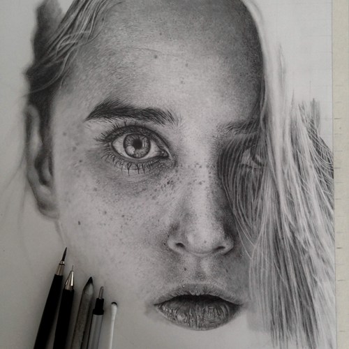 莫妮卡·李的照片般的超现实主义铅笔素描