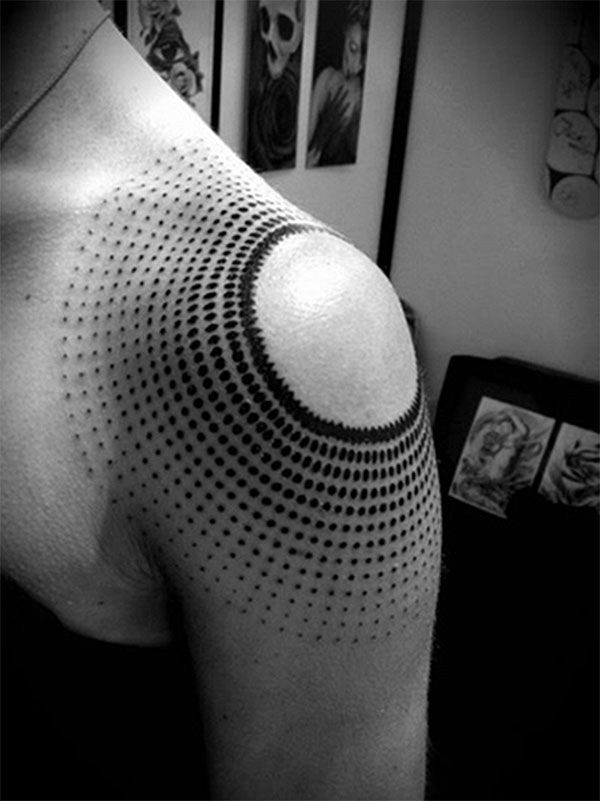 身体上画了40个复杂的几何纹身。