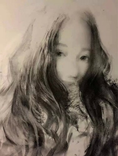 炭笔绘画展示娴熟的素描技巧:朦胧的美女