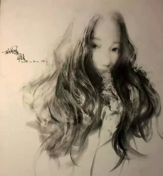 炭笔绘画展示娴熟的素描技巧:朦胧的美女