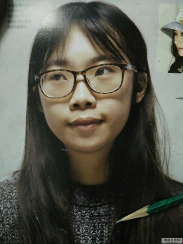 一位戴眼镜的女模特勾勒出了她的生活头像。