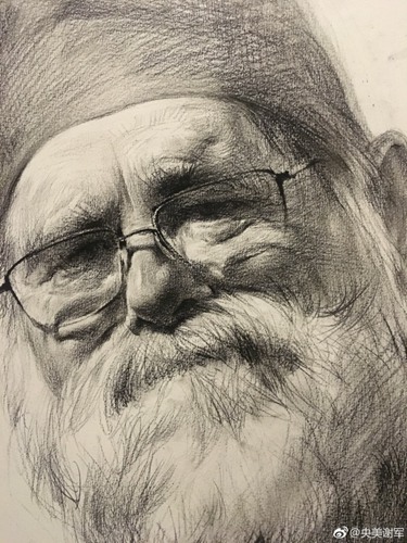 戴眼镜留着长胡子的老人用阶梯图画了头像。