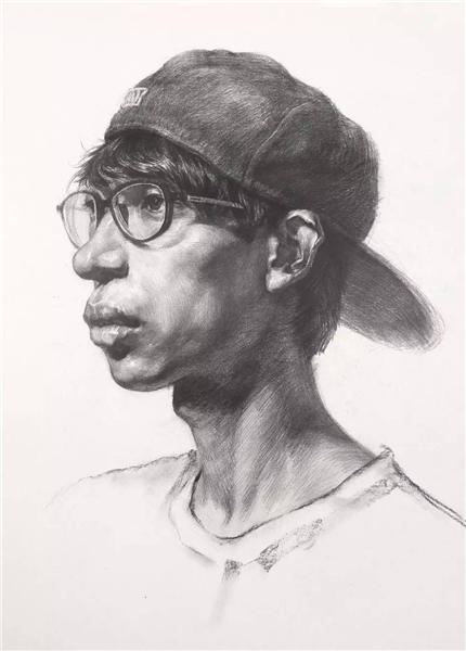 戴眼镜和帽子的年轻人的四分之一面高清肖像
