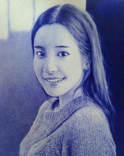 圆珠笔画:微笑女孩的素描像照片一样生动。