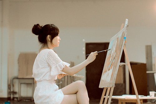 画画的女孩非常漂亮。