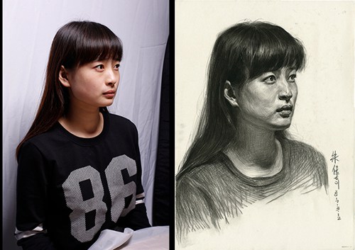 女模特和素描肖像构成了对比画面:长发女郎，三分之一的侧面，平面视角
