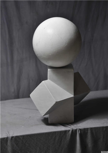 球体与四菱柱穿插体组合 石膏几何体超高清素描写生照片