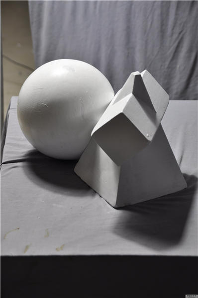 球形四边形圆锥穿透组合静物，石膏几何高清晰度背光图片