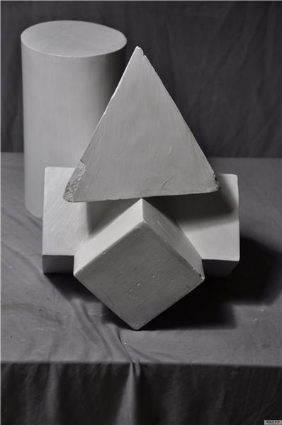 三角体 四菱锥贯穿体 圆柱体组合 高清素描写生照片