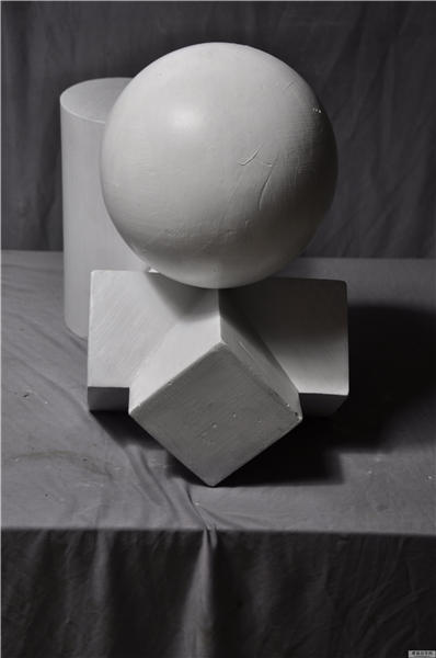 球体、圆柱体、四边形圆锥体穿透和组合石膏几何图形的照片